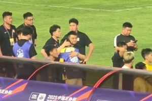 令人动容！西海岸惜败国安后，投资人徐尚将痛哭的儿子搂在怀中