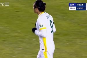 VAR介入判越位在先，张玉宁进球无效，亚泰仍0-2国安