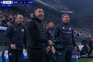 认为亚特兰大手球在先，德泽尔比手持平板中的视频回放向裁判理论