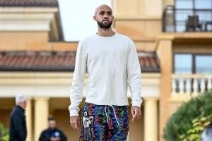 凯尔特人众将入场穿搭:小白花裤子配长T 科塔骚粉穿搭