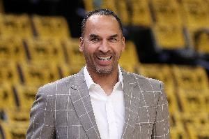 阿里纳斯:哈里森没必要遮遮掩掩了 不如明天就亮明卧底身份